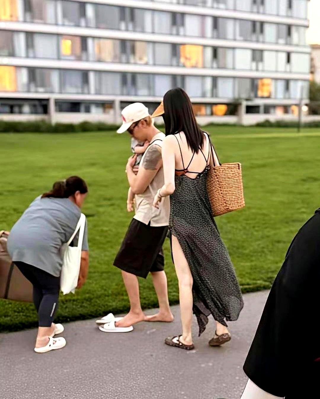 陈伟霆和何穗同框带娃的画面一曝光，评论区直接炸锅了。

何穗随便套了件露背长裙走
