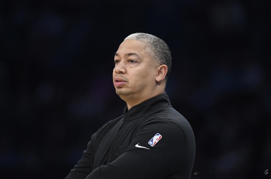 快船主帅泰伦·卢今天接受了采访。谈到明天的对手火箭，卢评价道：“他们是一支身体对