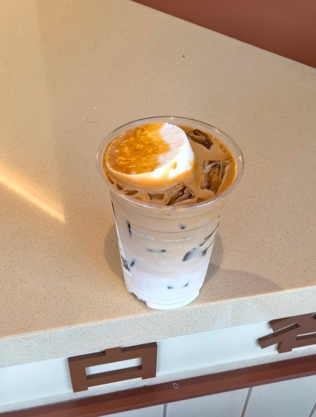 不夸张，站在门口那一刻，我脱口而出的第一句话是“哇塞”。古茗主题店今天正式上线，