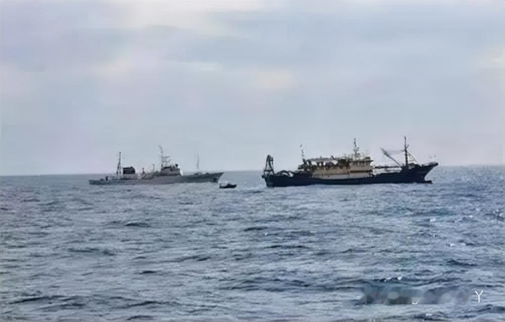 2月12日，日本在长崎附近争议海域，扣押了一艘载有11名船员的中国大陆渔船，还把