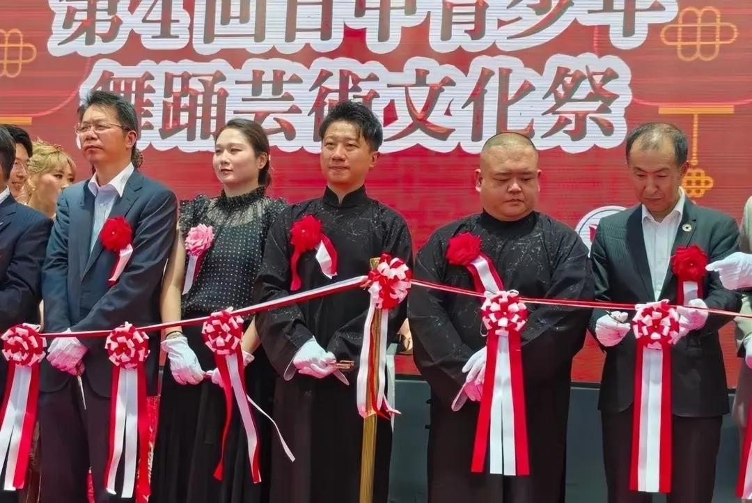 形象好，会说话，忠诚，情商高。
这就是为什么张鹤擎现在能够被郭德纲力捧的原因。