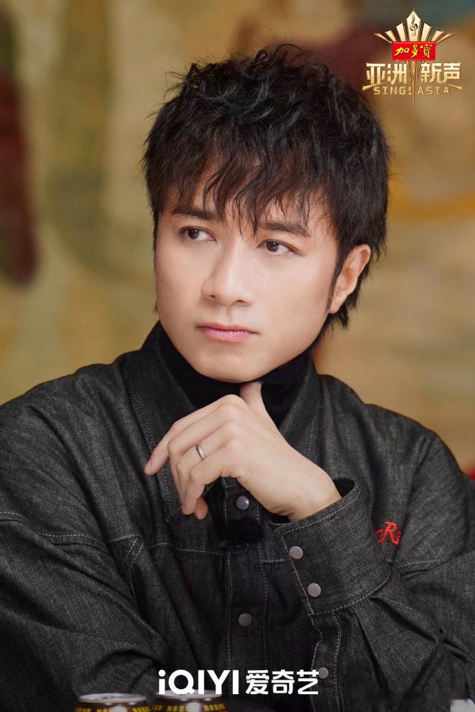 亚洲新声走了一个五阿哥又来一个亚洲新声 华语乐坛永远在寻找新的声音。古巨基以其独