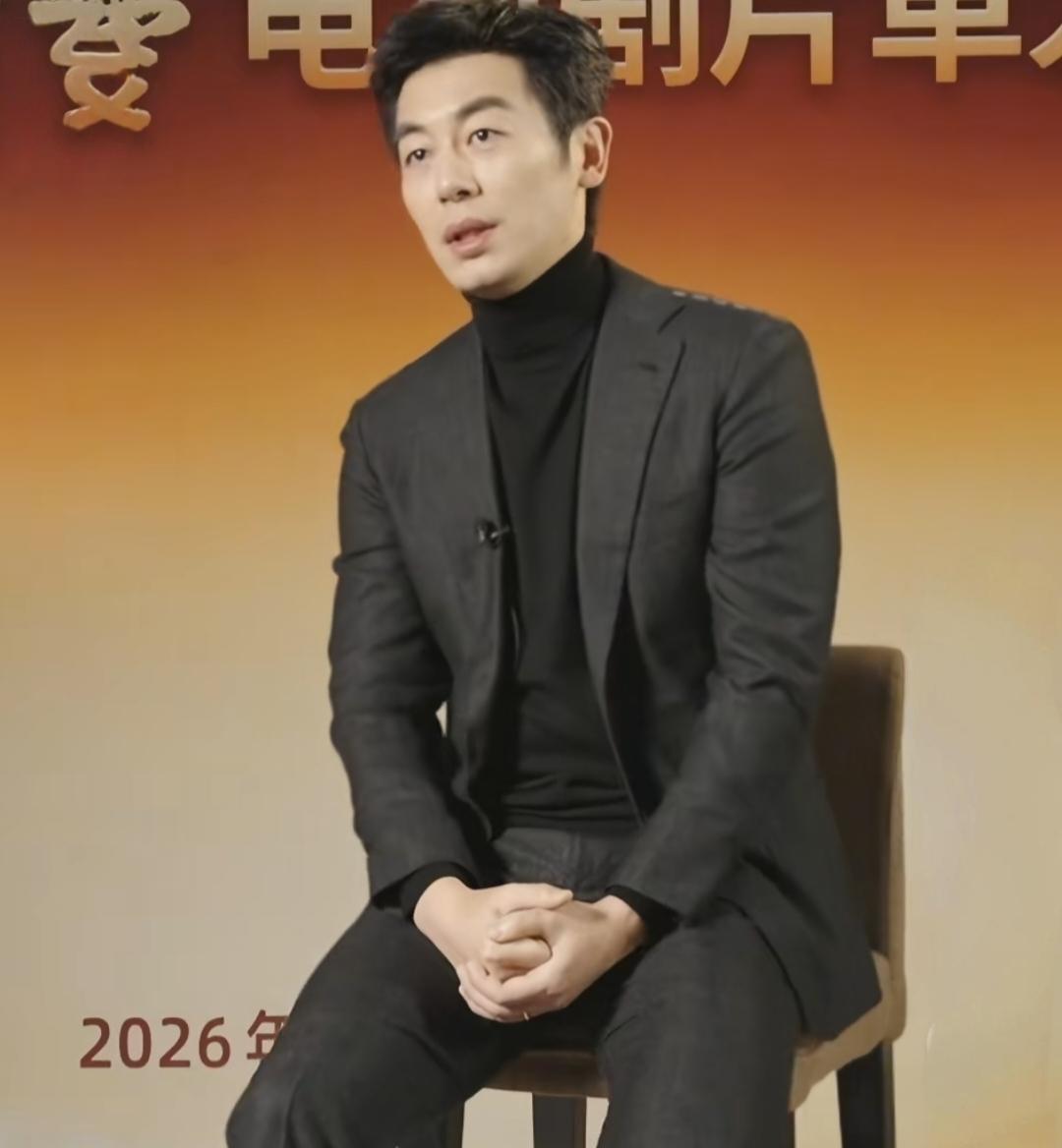 大家发现没，
朱亚文穿高领毛衣是真帅啊！
而且一番话让人五味杂陈！

在《太平年