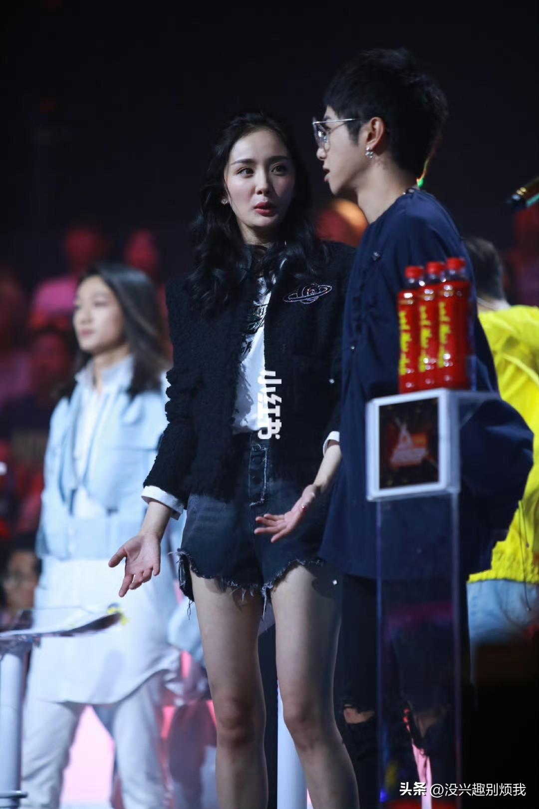 杨幂舞台超短牛仔裤，大长腿