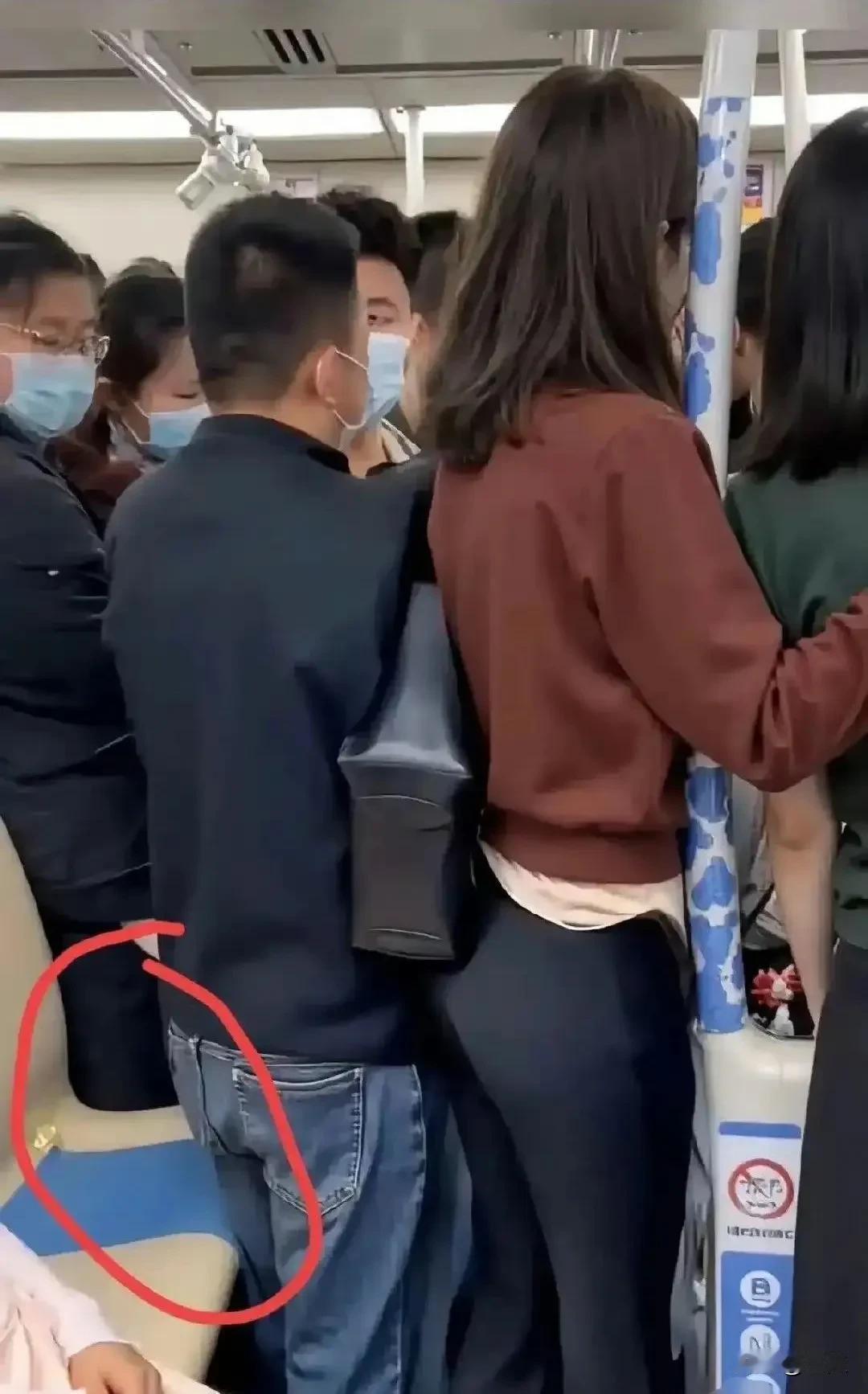 “男子有座不坐，宁愿站着，是何道理？🤔”