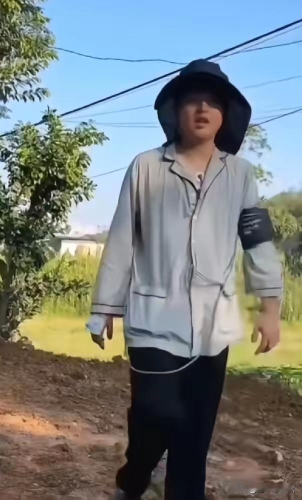 穿着睡，挂着动态心脏检测仪，手臂上绑着血压仪，手背上贴着打针的胶布，还在不停的搞