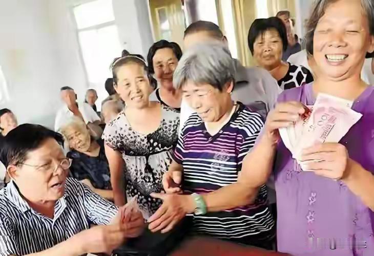 国庆结束，很多退休老人都在查工资！2026年养老金年度调整结果到底出来没有？
 
