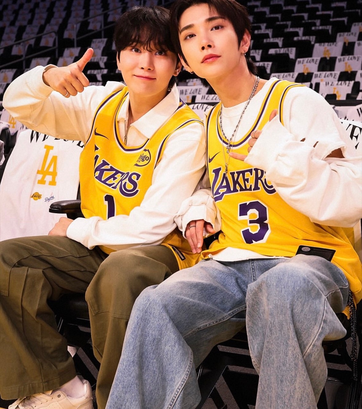 这两哥们有认识的吗？官博发了他俩的场边照片。nba常规赛nba ​​​