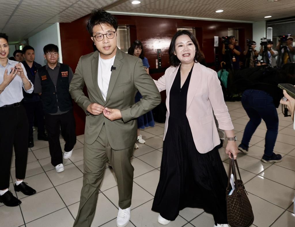沈伯洋抛5方向为公务员减压 他翻出一段质询画面狠打脸
民进党参选人沈伯洋昨（9日