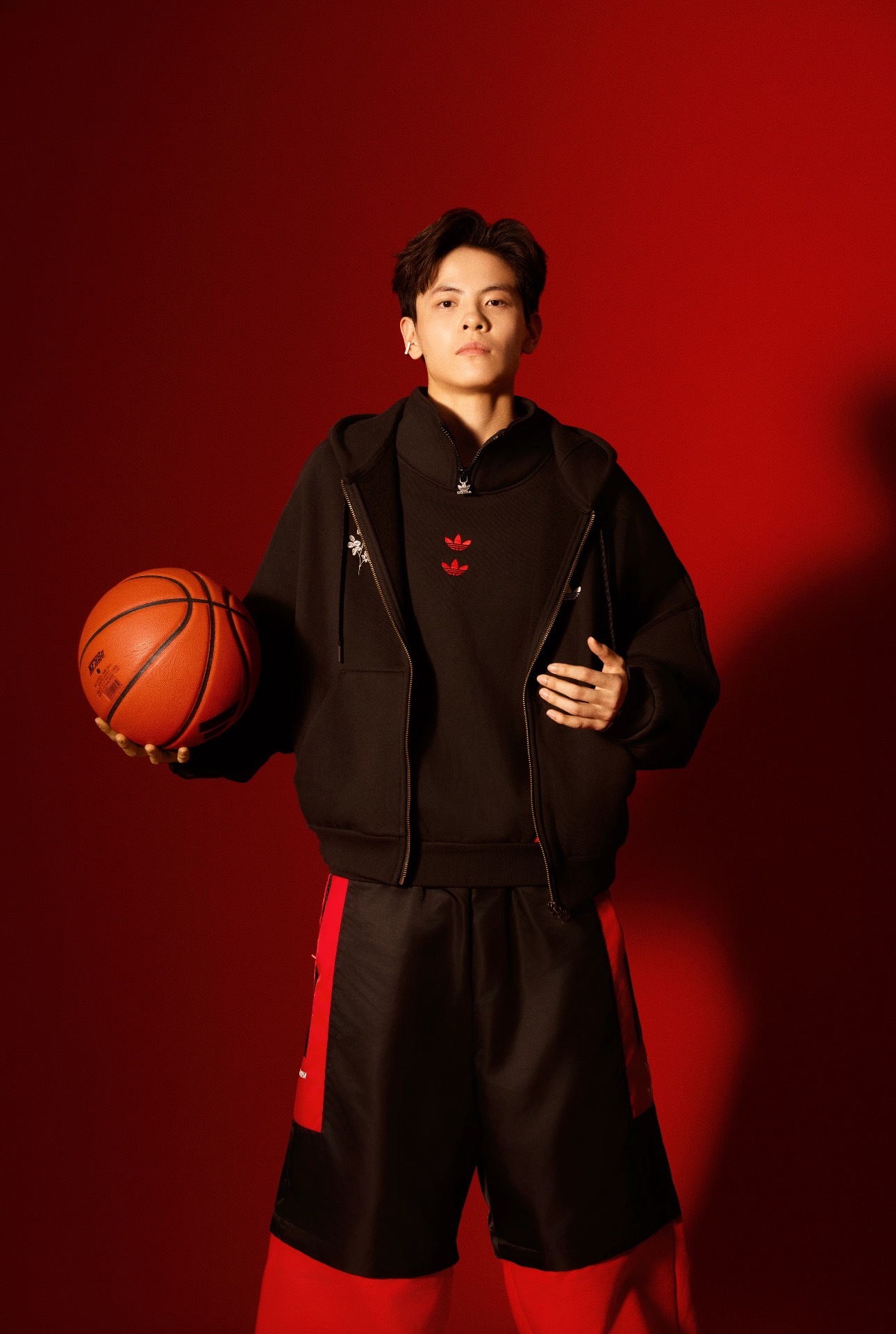 昨天发了条与杨舒予相关的品牌内容刚刚官宣签约个人觉得小杨的潮流Sense与三道杠