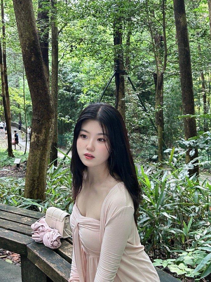 空山新雨后，邂逅那抹绝色
空山新雨后，我邂逅了这样一位美女，她的美丽、她的歌声、