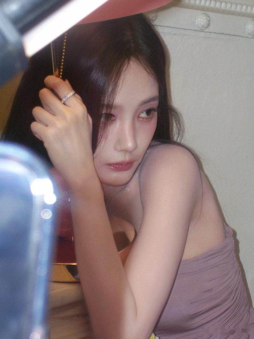 李一桐腰臀比线下活动抓拍名场面，李一桐腰臀比藏不住。简约裙装贴合身形，勾勒出浑然