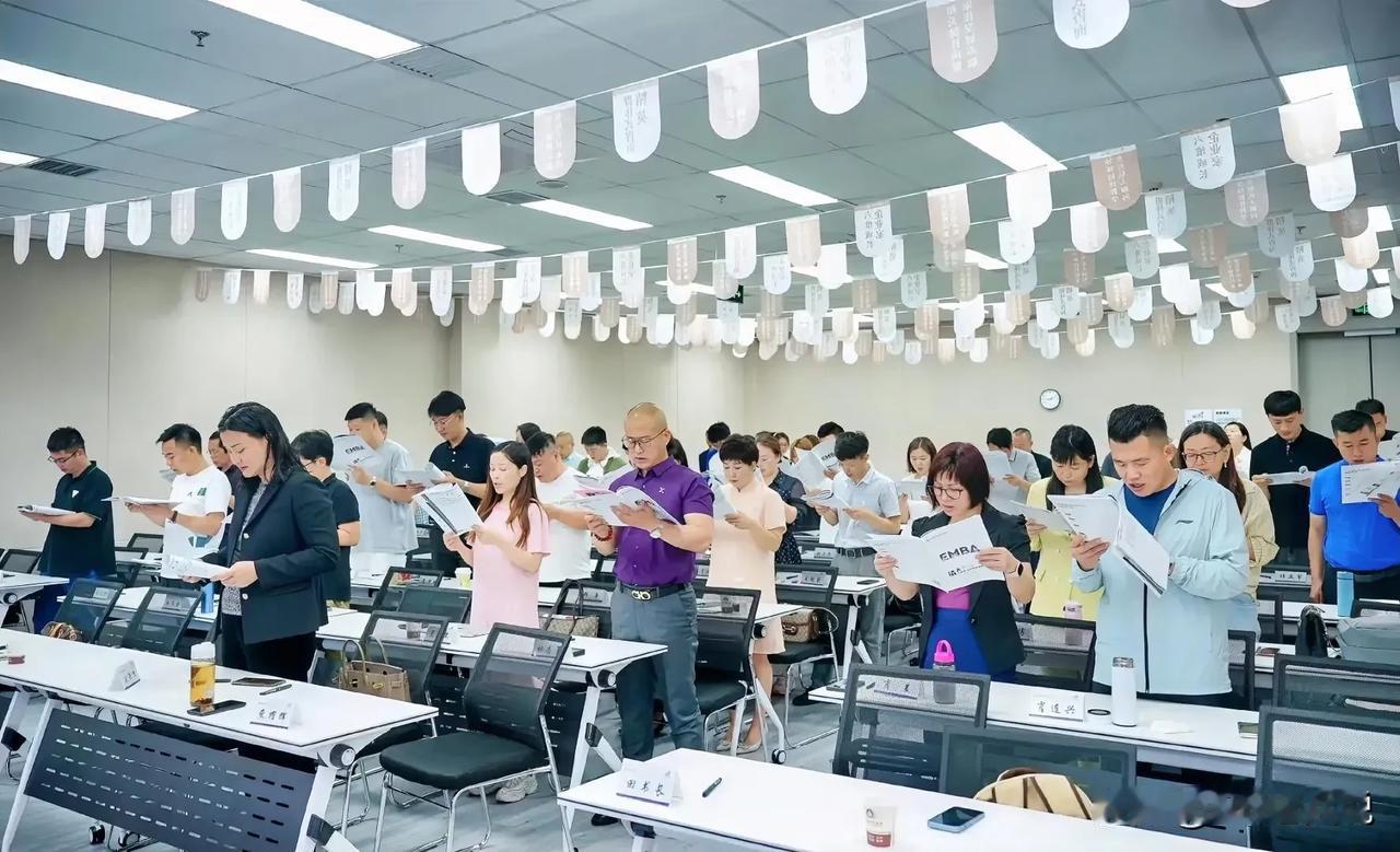 做HR的35岁老婆被裁后，新工作好像掉坑里了：每天早上晨会咱击掌喊口号“好，很好