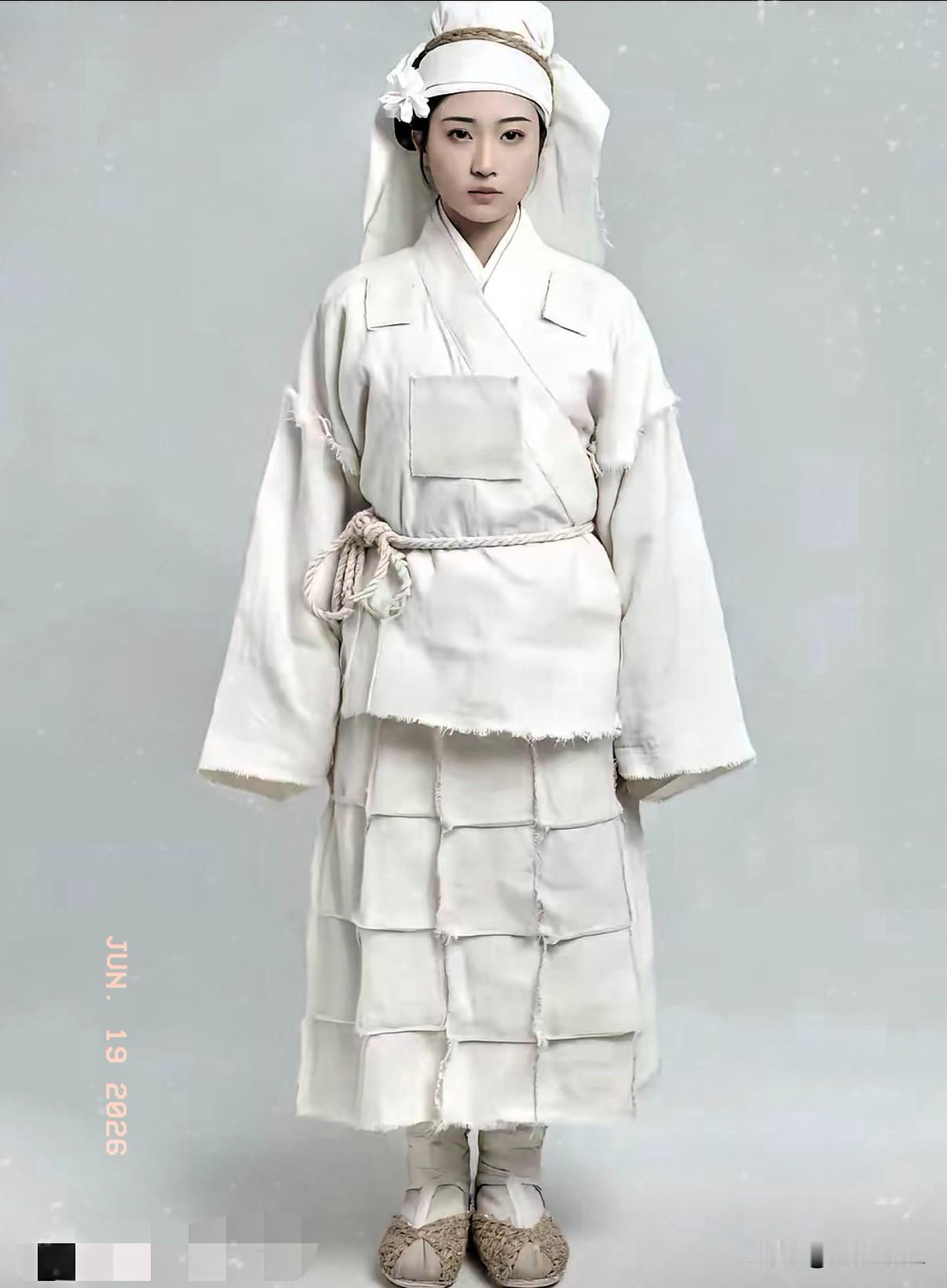 网上刷屏的披麻戴孝风穿搭，一开始全都错怪成巴黎世家新品，后续多家媒体辟谣，这套造