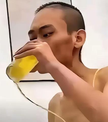 心酸！一男子癌症晚期，他主动放弃治疗，自己买了一箱啤酒喝，医生看到后劝其别喝，说