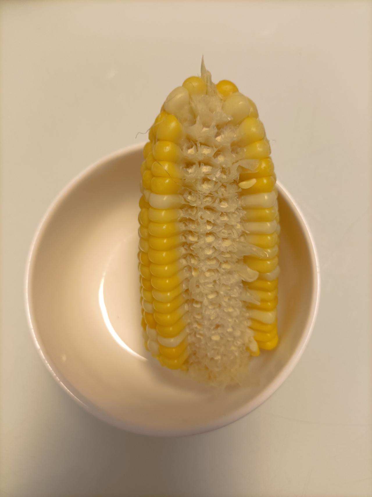 随手拍张照每天早上吃玉米，儿媳妇看我先一粒一粒在用手掰着吃，说这样吃多麻烦啊，直