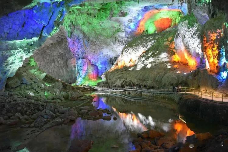 苏幕遮·盘阳河
翠嶂嵯峨，青峦环锁。
盘水吞云，漫破烟霞朵。
一叶轻舟惊宿舸。