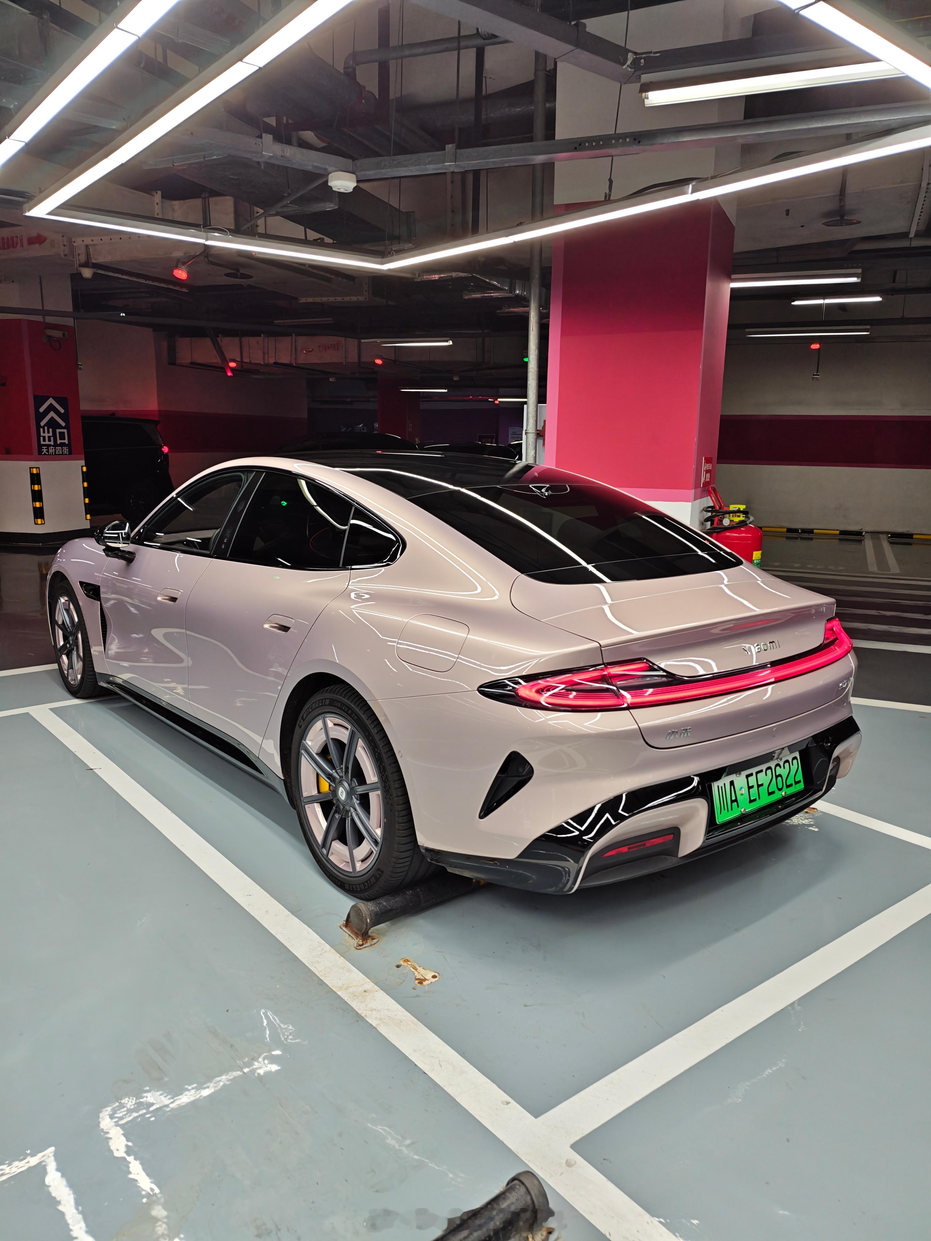 前两天去试驾了新SU7标准版，还领个车模。我认为新SU7 Pro/Max的空悬，