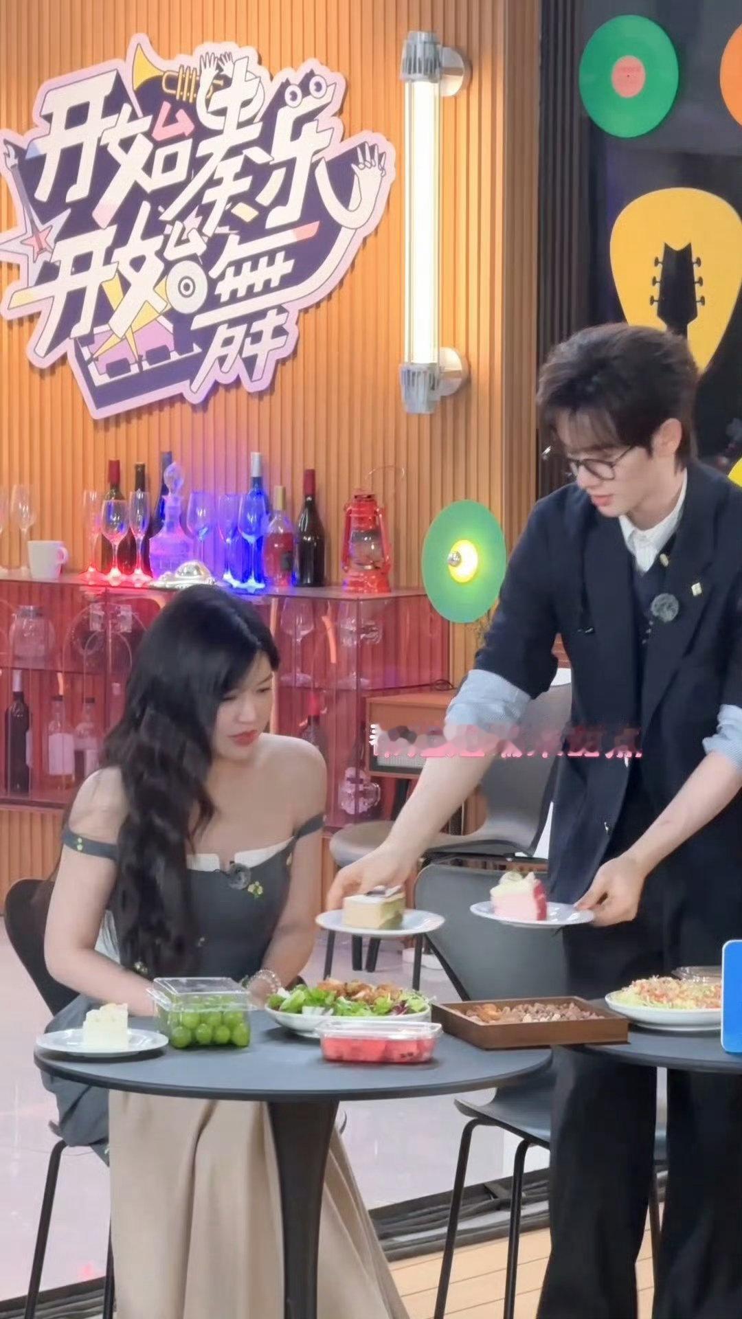 陈妍希小九姐狗味好浓 不少观众直呼意犹未尽，纷纷喊话两人合作影视剧。 