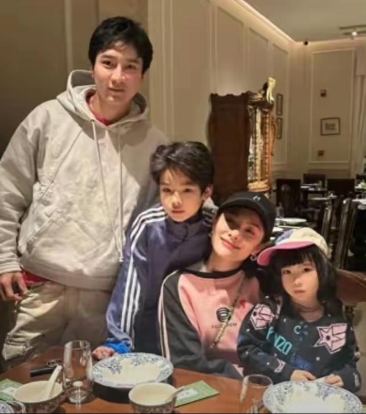 体操奥运冠军刘璇一家四口同框，颜值直接拉满太养眼✨！刘璇穿休闲装气质依旧，眉眼间