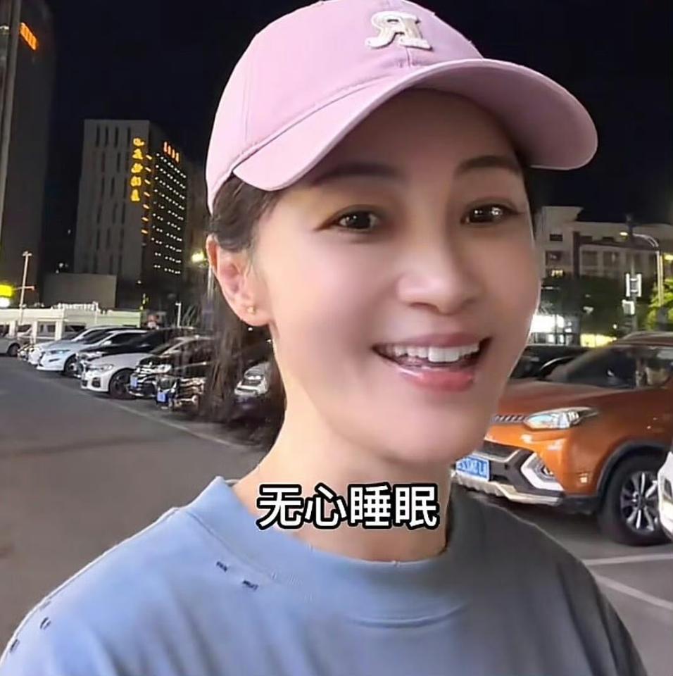 44岁姚笛独自逛嘉兴夜市，打扮普通无人认出，独自撸串喝酒，早已看淡世事

很多人
