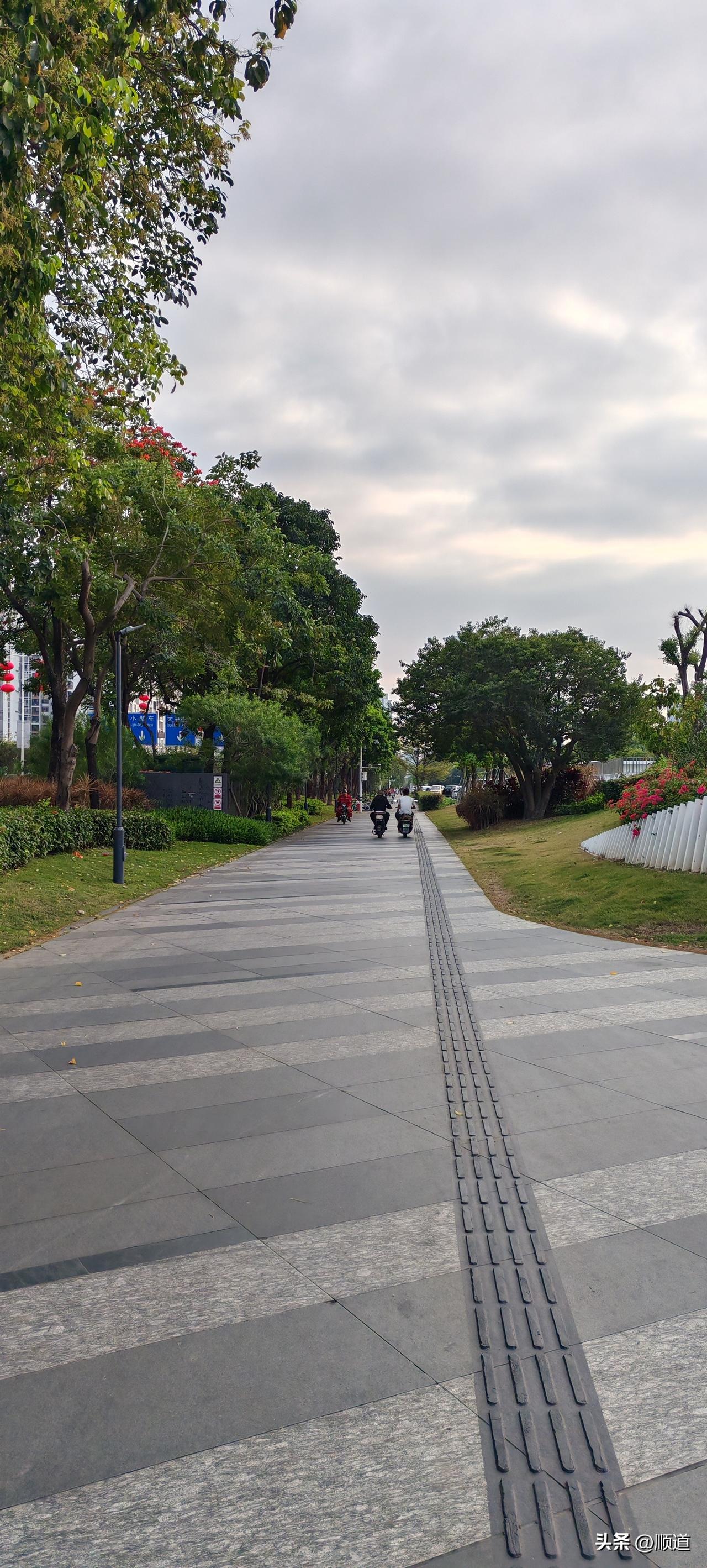 女子45岁离异了，女儿18岁上大二了归前夫。
家里人给她介绍一个小她10岁才35