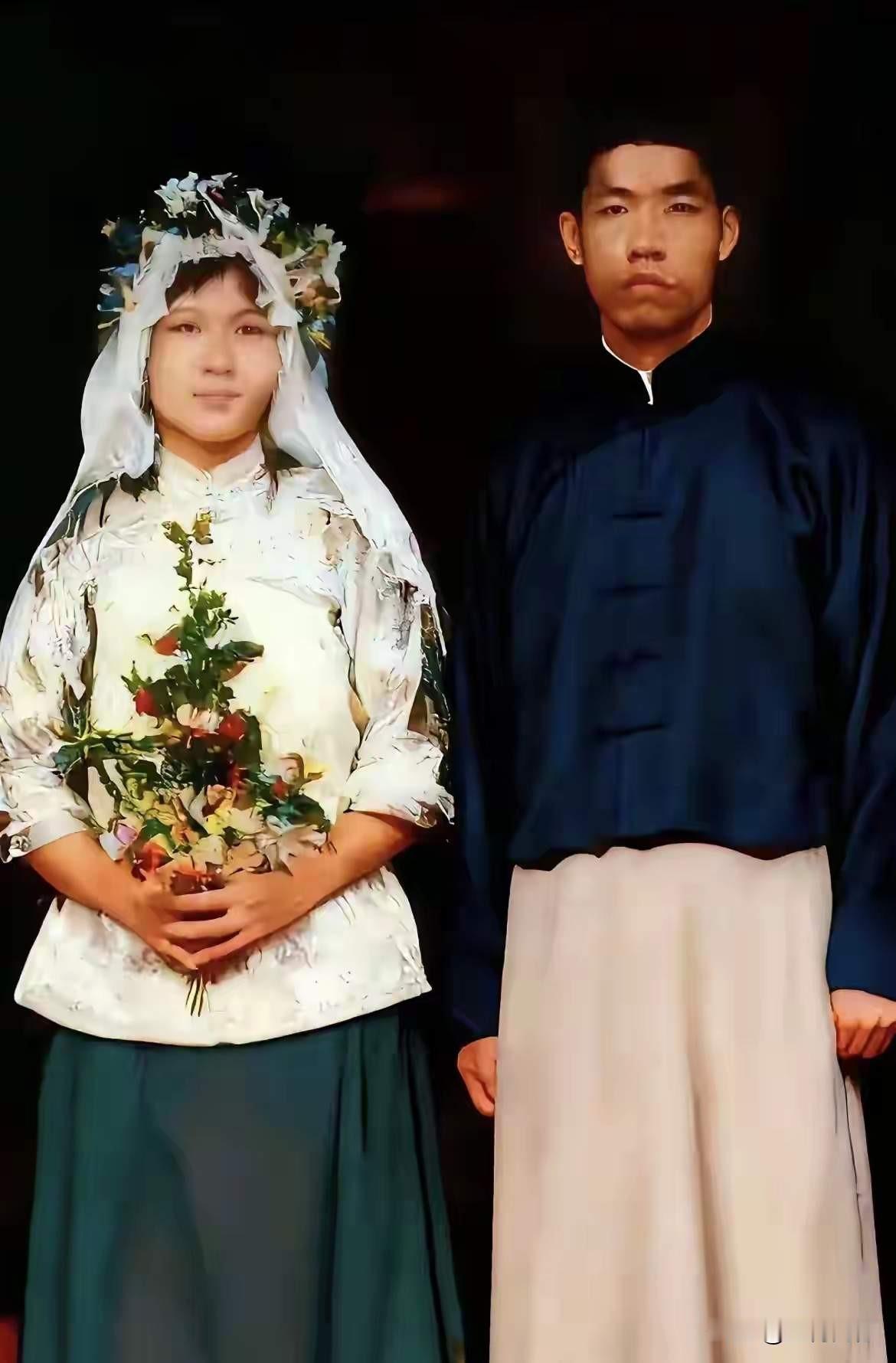 吴石将军和妻子的结婚照，经过修复之后，看起来特别的清晰，吴石将军和妻子是1923