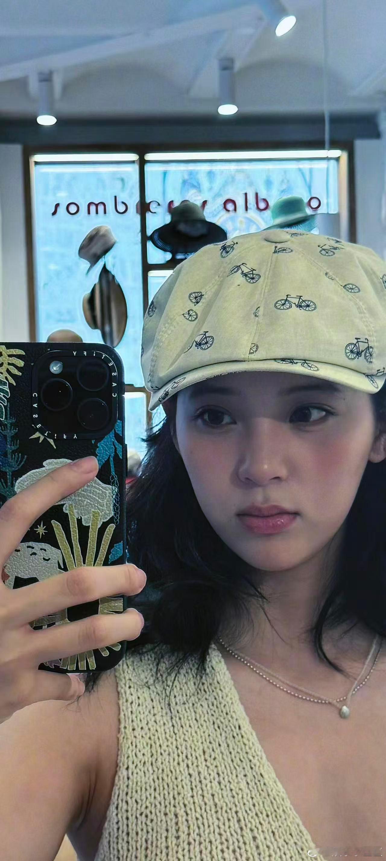 欧阳娜娜演唱会连线粉丝上海演唱会突然开启线上连线粉丝模式，妥妥公费暖心饭撒。一身