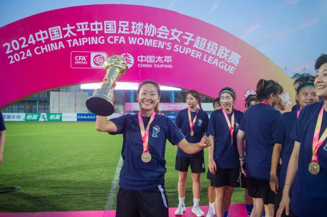 女超颁奖仪式，武汉队中山东球迷熟悉的吴海燕。