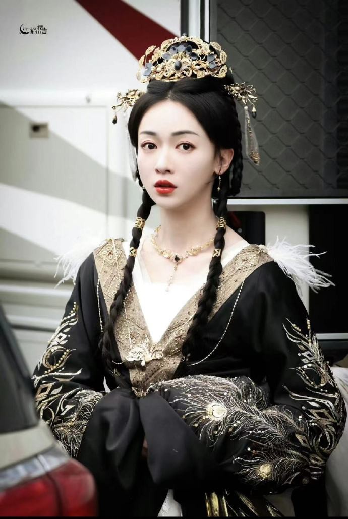 春花厌造型师跟司藤一样团队，那是不是春花厌也能像司藤一样爆 ​​​