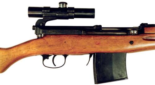 苏联的3.5倍PU瞄准镜，安装在SVT40半自动狙击步枪上。其大而简单的射程和风