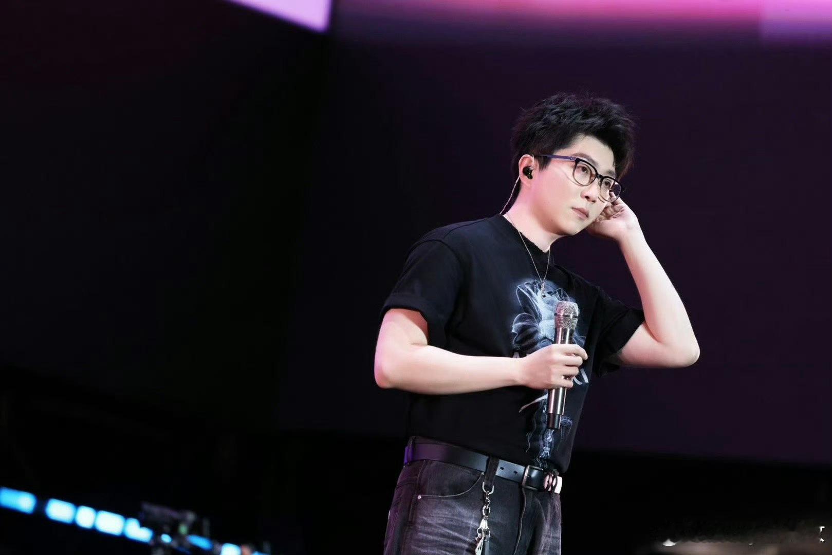 毛不易疑似误入仙家对话笑不活！毛不易音乐会互动听错话，各种误听名场面，这反差感绝