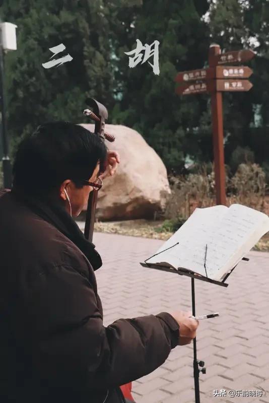 拉二胡时,右手的弓法有什么讲究? 拉二胡时，右手弓法很有讲究。俗话说“三分左手，