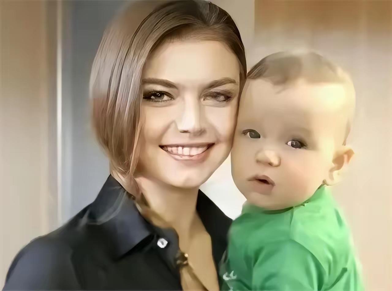 普京总统承认新恋情，
硬汉也有柔情，
全网都在猜测对象是谁？

俄罗斯总统普京在