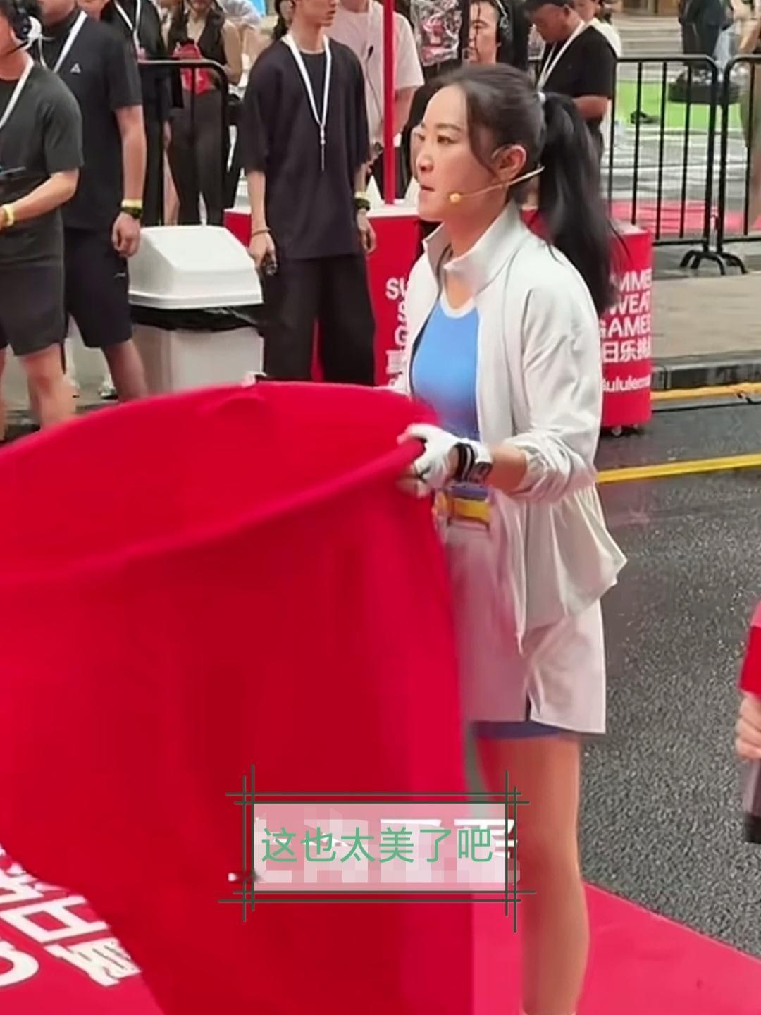 现在的贾玲看起来和大学生一样，活力四射。