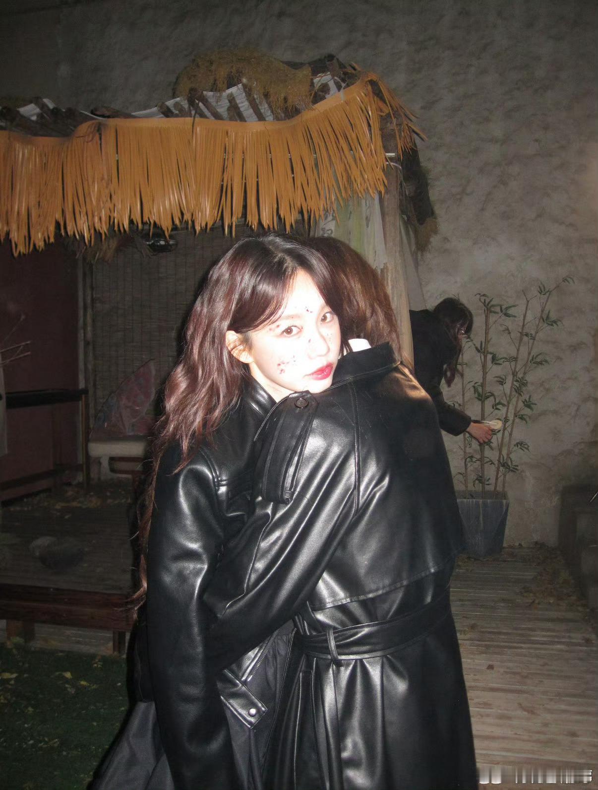 徐梦洁 暗黑洋娃娃徐梦洁这次暗黑洋娃娃造型，细节简直绝绝子！从配饰到妆容，处处都