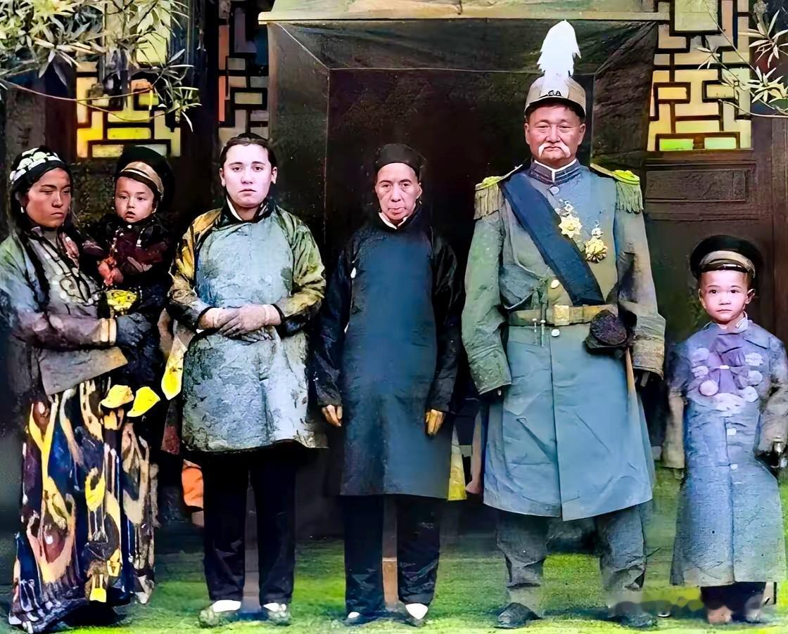 1920年，在新疆喀什的马福兴。这可不是演戏，也并不是演员所饰演，而是当时马福兴