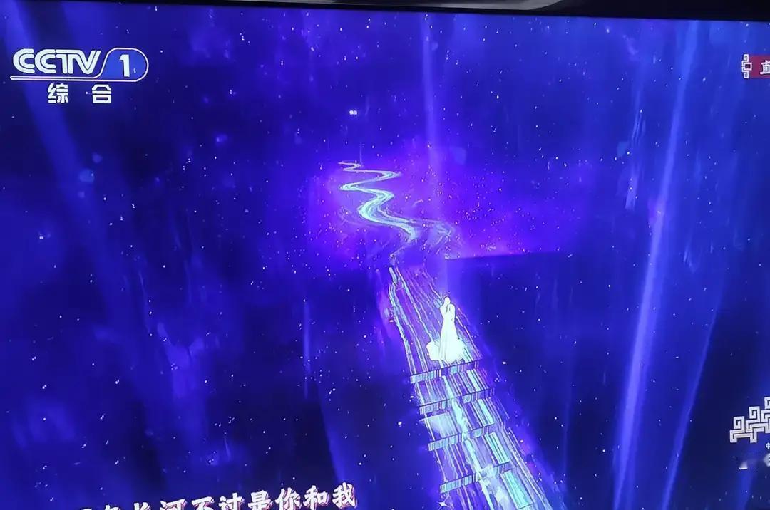 王菲深夜在录音棚被拍到，帽子墨镜全副武装，手里拿的还是一次性纸杯。

没有舞台灯