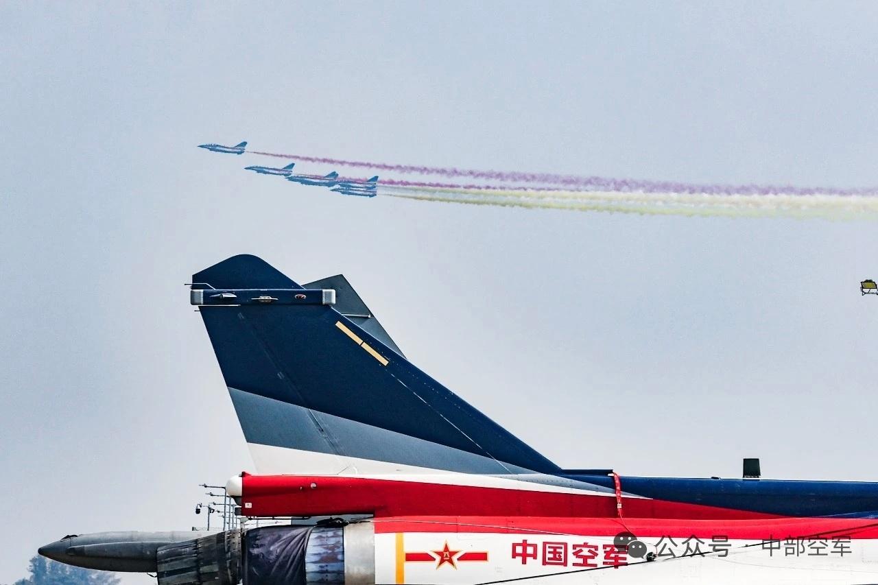 换装后，首次出现在新加坡航展，歼-10C以“六机编队横滚”、“五机雁队通场”、“