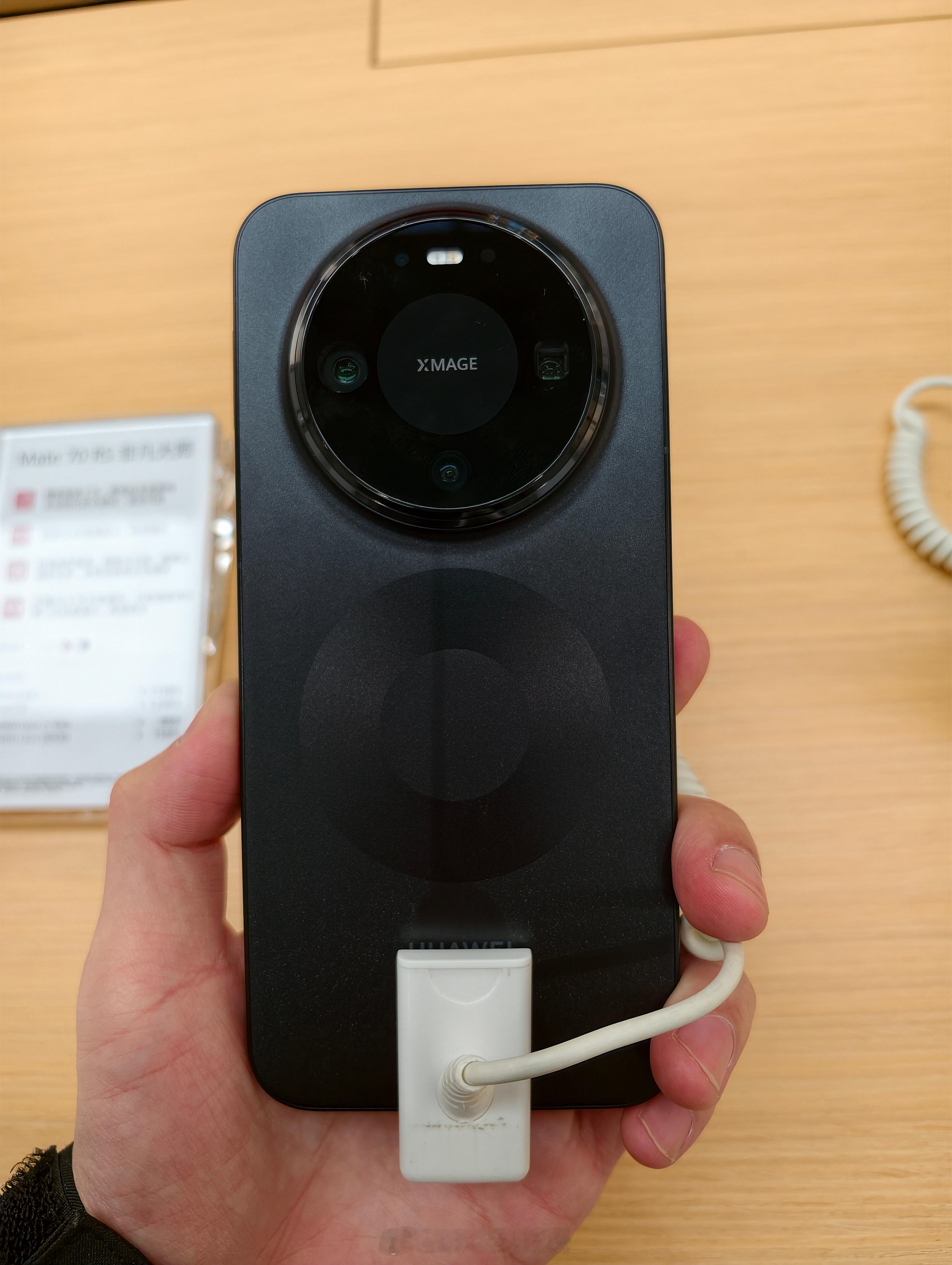 华为Mate80系列这颜值怎么样？白色版本的圆环相对不明显 