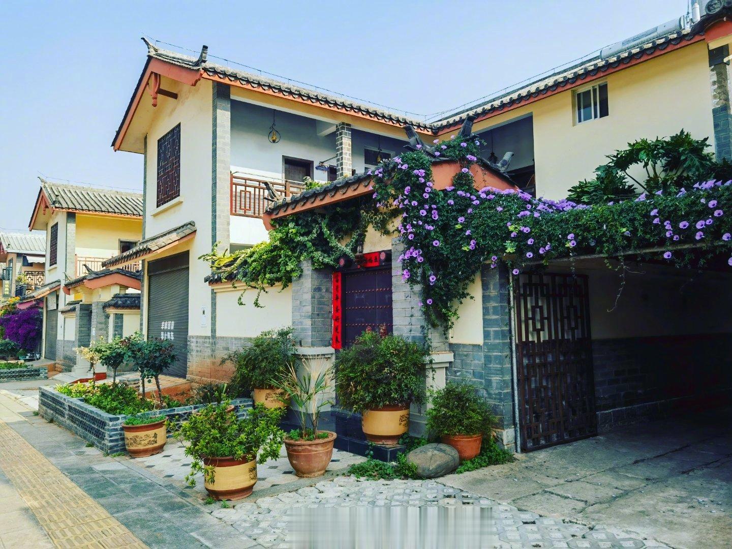  这里是云南石林民居，五棵树村，我去过一些欧洲小镇，云南民居无论环境气候也都很棒