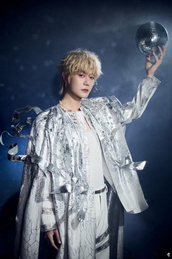 陆虎线下见完线上见 陆虎下舞台就开直播的操作，属于给粉丝的售后服务拉满了。演唱会