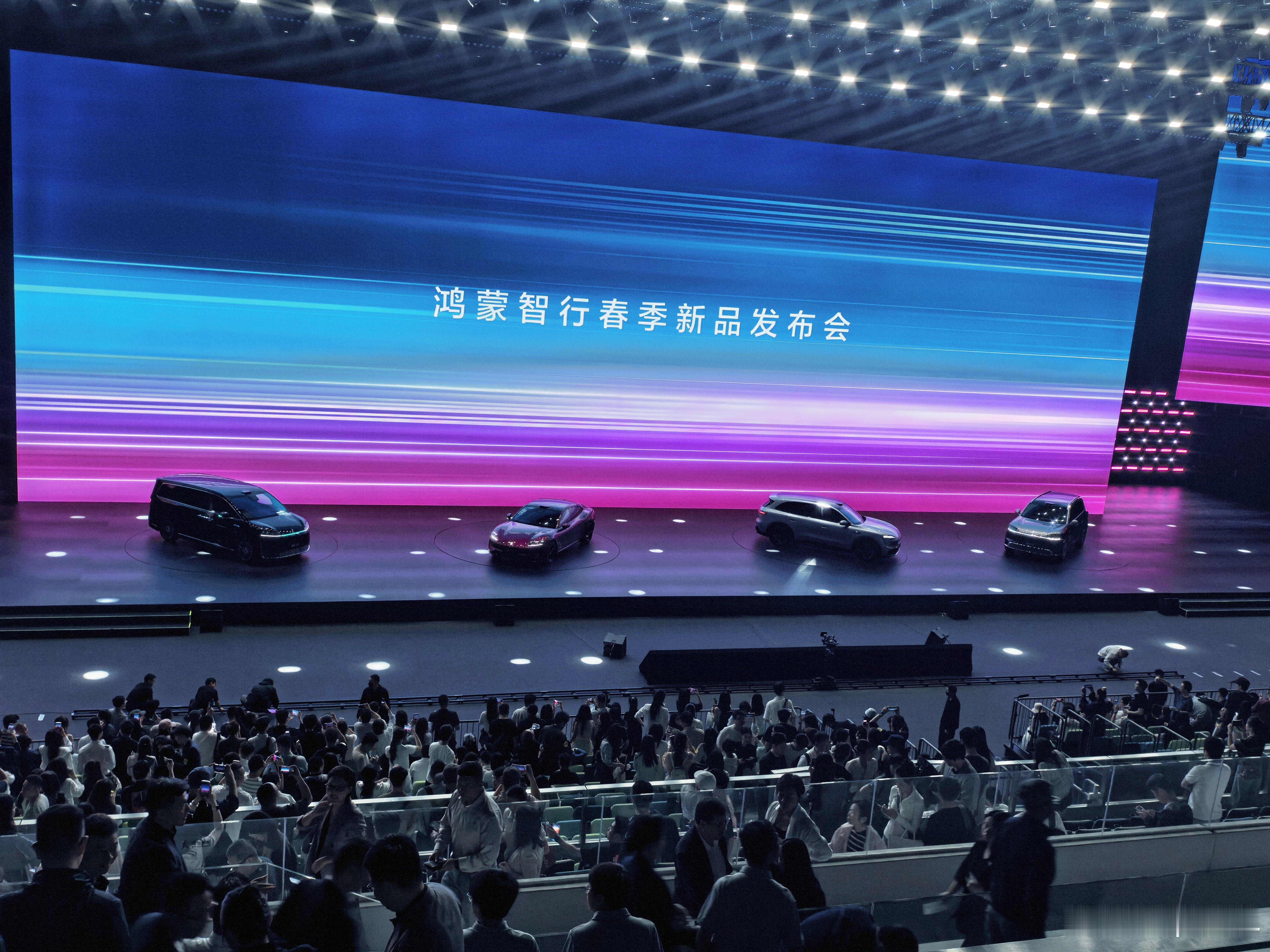 我走之前顺手也拍了张4车同台的照片，扯趴窝啥的，真的没脑子。 