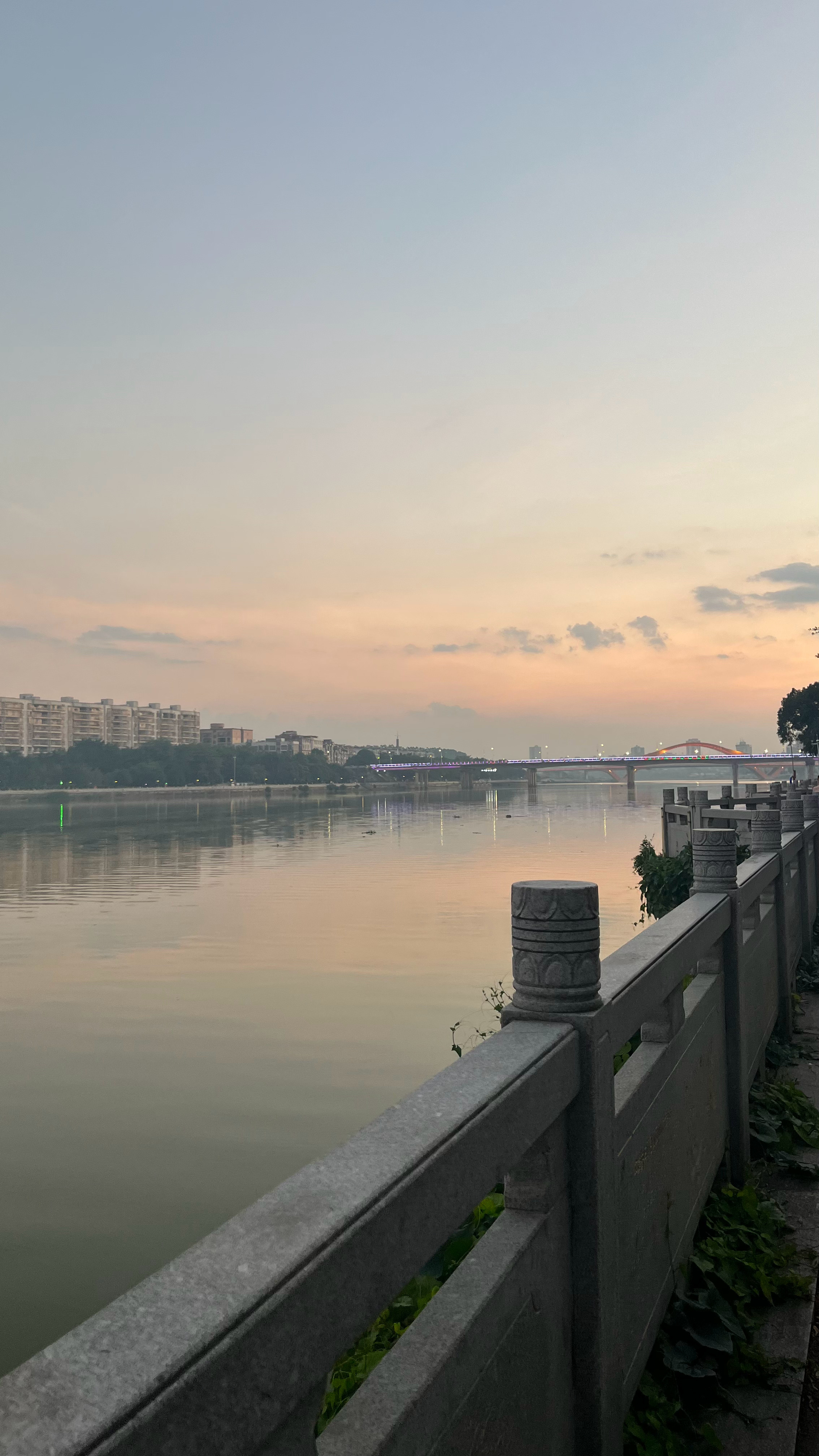 来的晚了，到江边都快乌漆麻黑我服了啥也看不清 