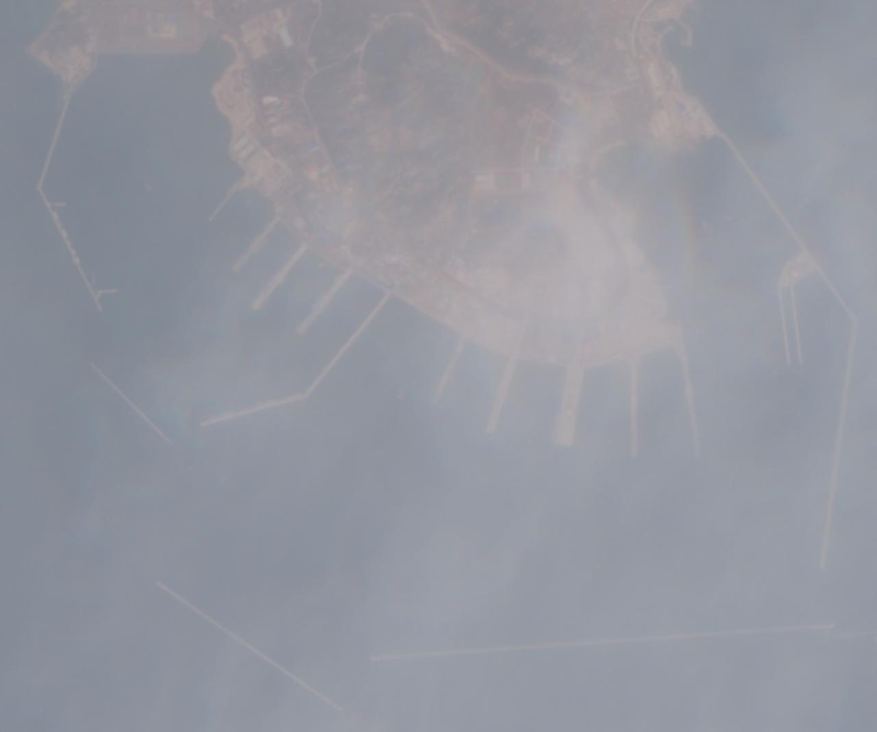 这是谁拍的？最好还是不要公开的好。

这是南北两个航母军港，从卫星图片来看，都进