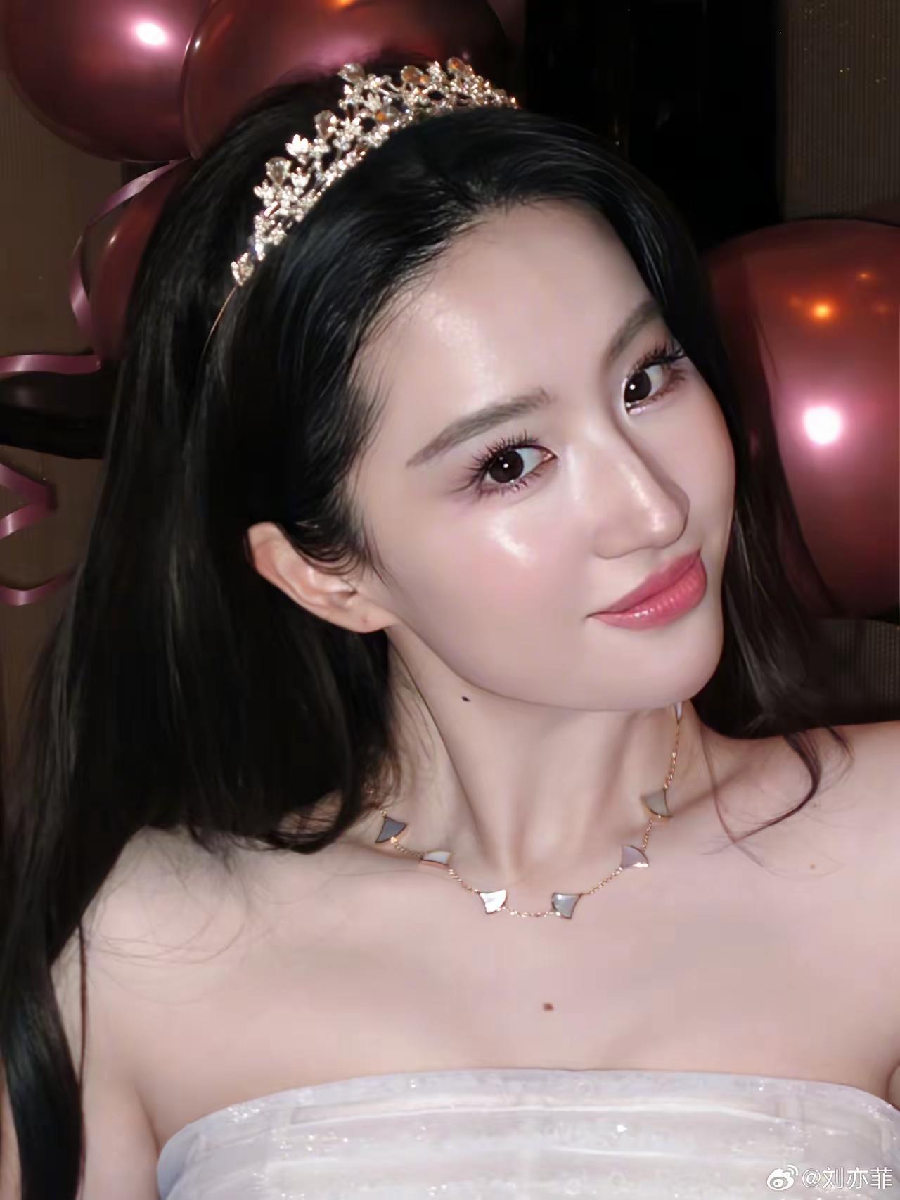 刘亦菲生日照太惊艳！
8月25日刘亦菲生日照，美的令人陶醉！
身穿白色抹胸裙，皮