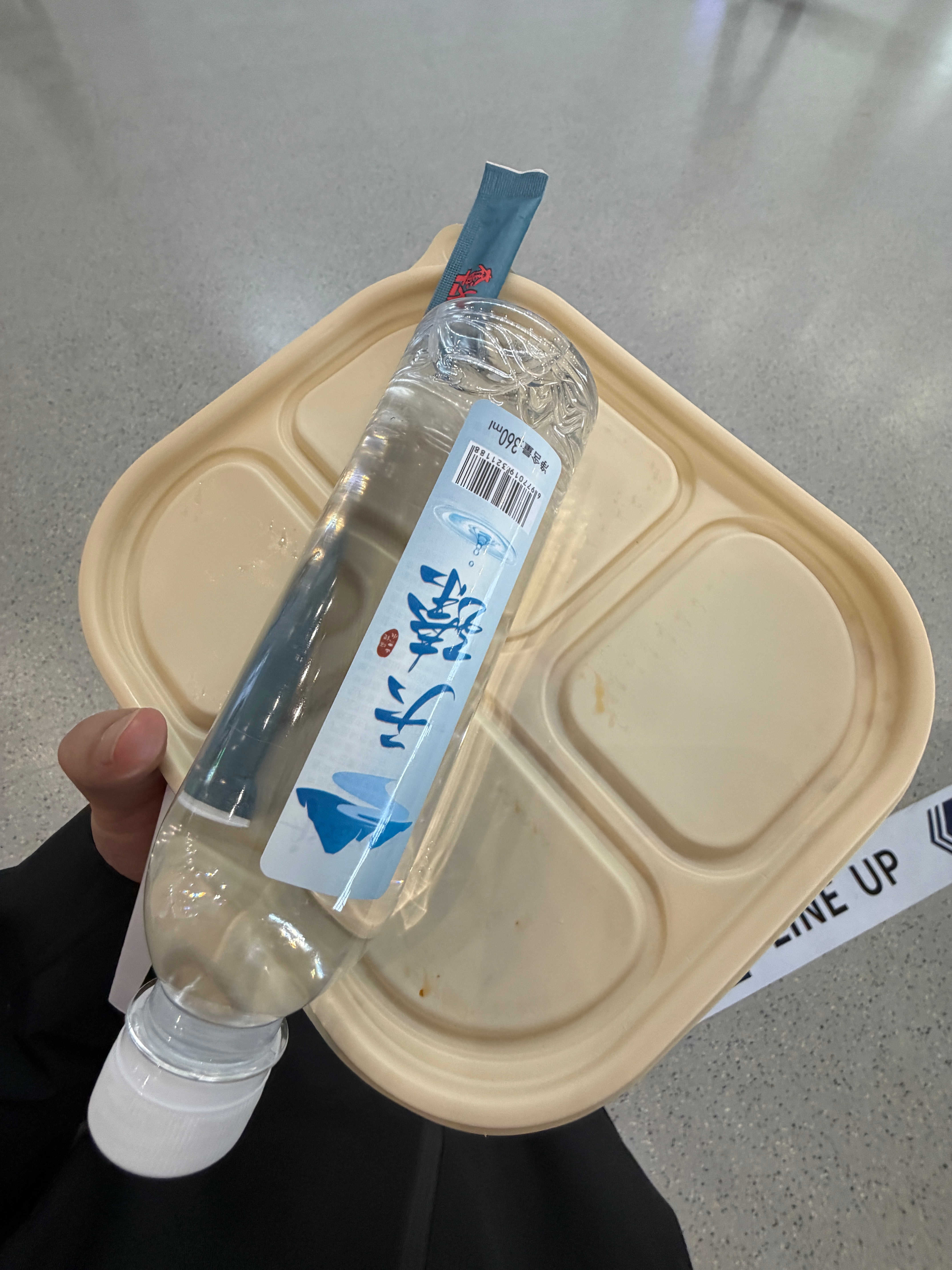 在登机口低头回消息抬头一看登机口开始排队了跟着队伍排到了检票口工作人员给我发个盒