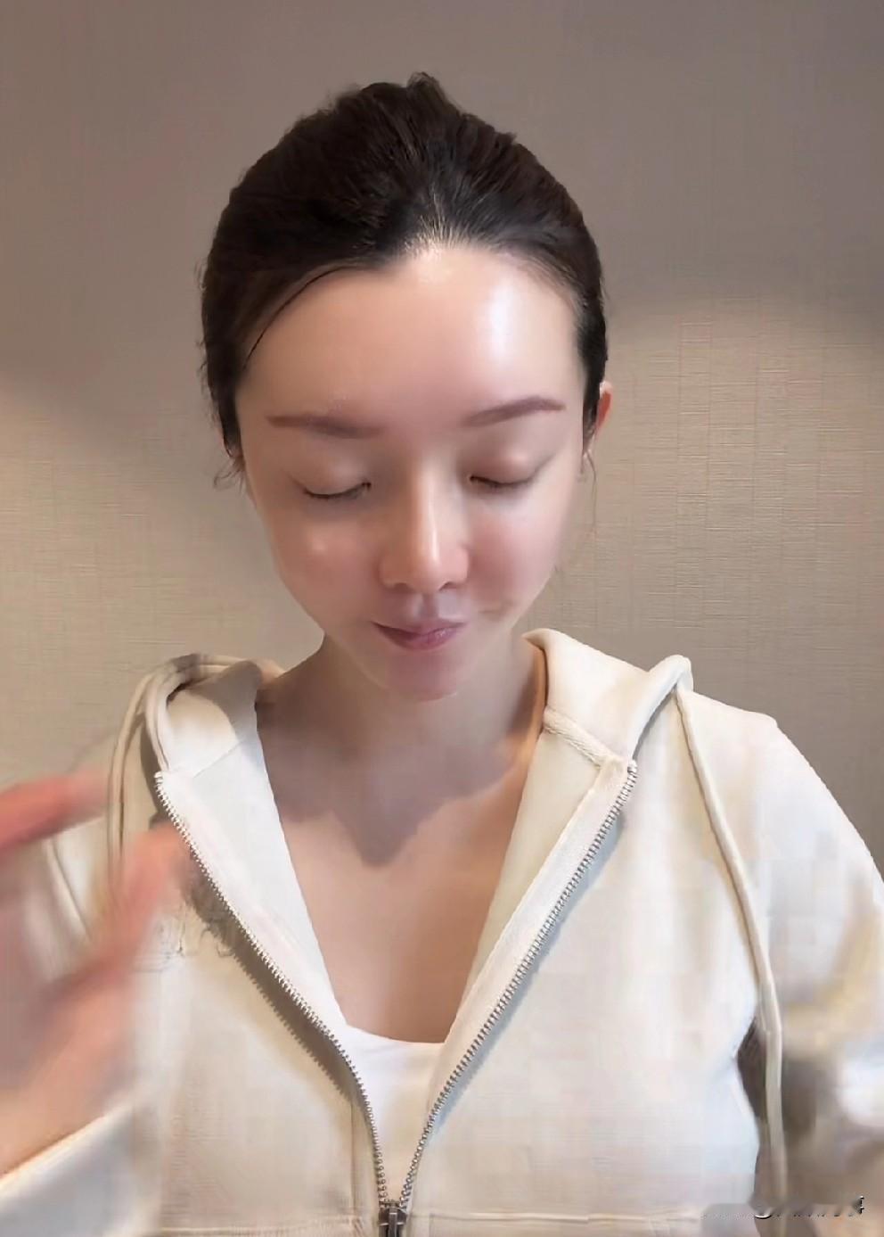 T佑回应崔阿扎与“辛选”首秀同天撞档一事。

         T佑回应崔阿扎与