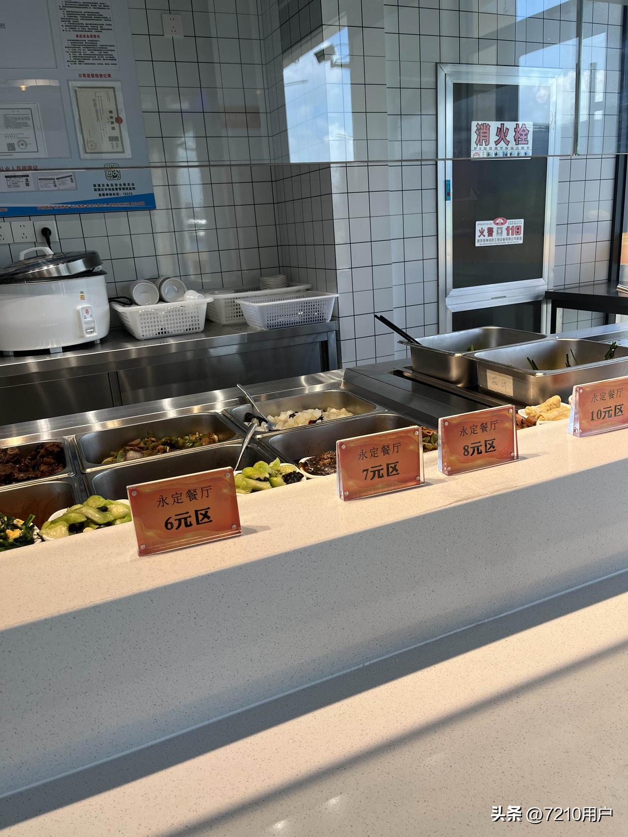 今天中午不高兴烧饭了，就和老妈去小区外永定餐厅吃中饭，这个永定餐厅老年人吃饭有优