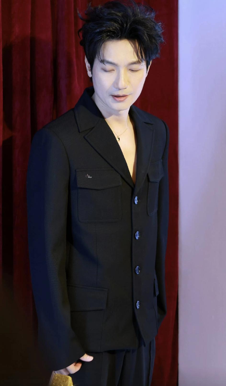 是谁让陈楚生穿的深V真空西服啊，有点违规了吧[捂脸]，
演唱会上都没穿这么深的，